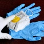 Κορονοϊός: Όχι από Τσιόδρα για μάσκες και γάντια μιας χρήσης εκτός σπιτιού