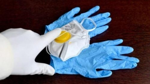 Κορονοϊός: Όχι από Τσιόδρα για μάσκες και γάντια μιας χρήσης εκτός σπιτιού