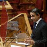 Ο Κυριάκος Μητσοτάκης έβγαλε λόγο στη Βουλή μέσα από ένα πλεξιγκλάς