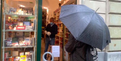 Άνοιξαν τα βιβλιοπωλεία στην Ιταλία (Βίντεο)