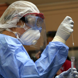 Γιατί είναι τόσο δύσκολο να συνταγογραφείται και να αποζημιώνεται το τεστ για την covid-19;