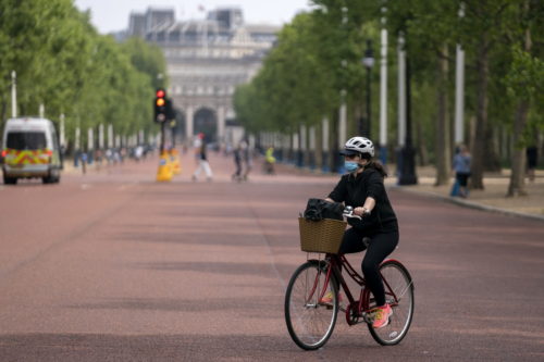 Γαλλία και Βρετανία παροτρύνουν τους πολίτες να μετακινούνται με ποδηλάτα