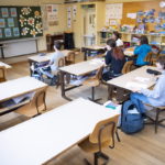 Ενθουσιασμένα παιδιά, αγχωμένοι γονείς καθώς οι  μικροί Ελβετοί επιστρέφουν στα σχολεία