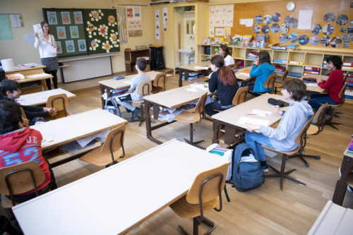 Ενθουσιασμένα παιδιά, αγχωμένοι γονείς καθώς οι  μικροί Ελβετοί επιστρέφουν στα σχολεία