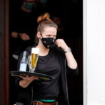 Κορωνοϊός: Φοράμε ή όχι μάσκα μέσα στα εστιατόρια;