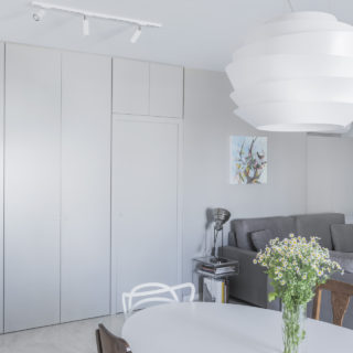 Μέσα σε ένα σπίτι με κρυφό πέρασμα και έναν διάδρομο-γκαλερί στη Νέα Σμύρνη