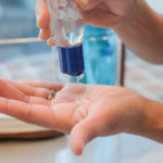 Μέχρι τρεις συσκευασίες απολυμαντικών διαλυμάτων και καθαρού οινοπνεύματος θα μπορούν να αγοράζουν οι καταναλωτές