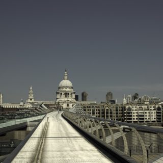 Υπάρχει Κανείς Στο Λονδίνο;