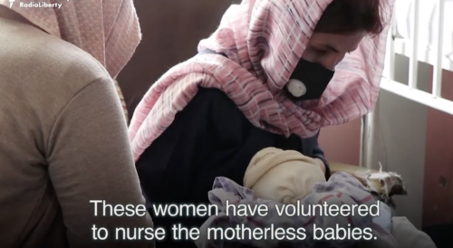 Αφγανιστάν: Γυναίκες θηλάζουν μωρά που έχασαν τη μαμά τους μετά από επίθεση σε νοσοκομείο της Καμπούλ