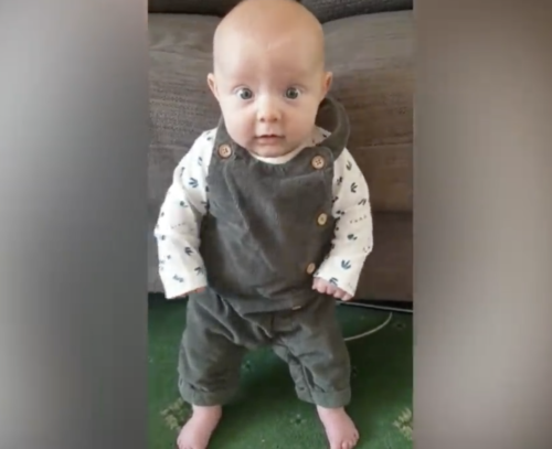 Το πιο δυνατό μωρό του κόσμου; Έμαθε να στέκεται όρθιο μόλις 2 μηνών [Βίντεο]