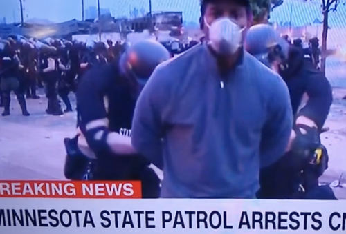 ΗΠΑ: Η αστυνομία συνέλαβε live δημοσιογράφο του CNN που κάλυπτε τις διαδηλώσεις στη Μινεάπολη [ΒΙΝΤΕΟ]