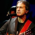 Γιώργος Νταλάρας για Βασίλη Δημάκη: «Δεν μπορεί μια ευνομούμενη και δημοκρατική Πολιτεία να τιμωρεί έναν άνθρωπο που έδειξε έμπρακτα τη μέγιστη μεταμέλεια μέσω της μόρφωσης»