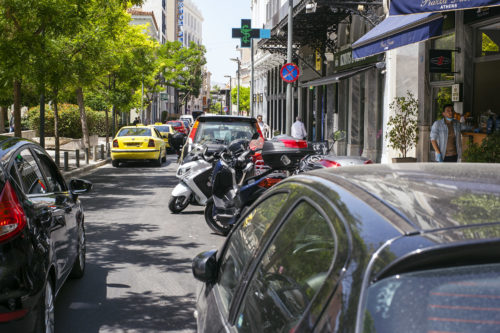 Εξαιτίας του κορωνοϊού (!) απαγορεύονται τ’ αυτοκίνητα σε κεντρικούς δρόμους της Αθήνας