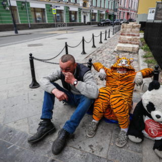 Το «πάρτυ δίχως αύριο» κράτησε 200 χρόνια. Θ’ αντέξουμε το hangover;