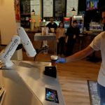 Ισπανία-Κορωνοϊός: Ρομπότ σερβίρει μπίρες «από απόσταση» σε ένα μπαρ της Σεβίλλης