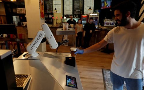 Ισπανία-Κορωνοϊός: Ρομπότ σερβίρει μπίρες «από απόσταση» σε ένα μπαρ της Σεβίλλης
