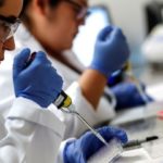 Κορωνοϊος: Ένα λεπτό ομιλίας γεννά πάνω από 1.000 σταγονίδια με ιό