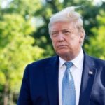 Τραμπ: Άδειασε τον ανώτατο αξιωματούχο για τα εμβόλια λέγοντας ότι “μπερδεύτηκε”