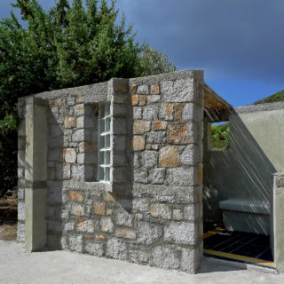 Ένα υπαίθριο λουτρό στη Μήλο χτίστηκε με όσα δίνει το νησί, σε ένα ιδιαίτερο τοπίο