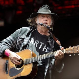 Οι Neil Young & Crazy Horse φωτίζουν το σκοτάδι με το απολαυστικό Barn