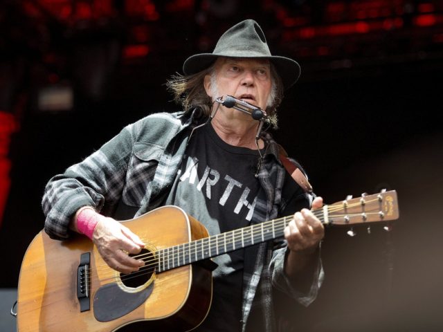 Οι Neil Young & Crazy Horse φωτίζουν το σκοτάδι με το απολαυστικό Barn