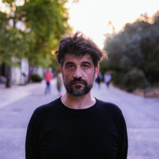 Σίμος Κακάλας: «Στην Ελλάδα πρέπει να σέβεσαι τον πατέρα σου ό,τι κι αν έχει κάνει. Ακόμη και να σε κακοποιεί.»