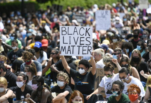 Τζορτζ Φλόιντ: Χιλιάδες Αυστραλοί αψήφησαν τις απαγορεύσεις και διαδήλωσαν με σύνθημα «οι ζωές των μαύρων μετράνε»