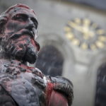 Βέλγιο: Κατέβηκε το άγαλμα του Βασιλιά Λεοπόλδου στην Αμβέρσα, αφού του πέταξαν μπογιές διαδηλωτές κατά του ρατσισμού