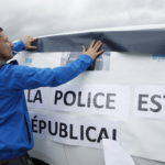 Γαλλία: Αστυνομικοί διαδηλώνουν στην Λεωφόρο των Ηλυσίων Πεδίων κατά της απαγόρευσης ακινητοποίησης υπόπτων με λαβή στον λαιμό