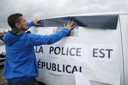 Γαλλία: Αστυνομικοί διαδηλώνουν στην Λεωφόρο των Ηλυσίων Πεδίων κατά της απαγόρευσης ακινητοποίησης υπόπτων με λαβή στον λαιμό
