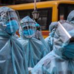 Κορωνοϊος: Οι χώρες προετοιμάζουν τις εκστρατείες εμβολιασμού ενώ συνεχίζεται η επέλαση της επιδημίας