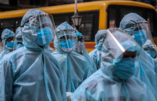 Κορωνοϊος: Οι χώρες προετοιμάζουν τις εκστρατείες εμβολιασμού ενώ συνεχίζεται η επέλαση της επιδημίας