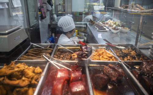 Βαριά ίχνη κορωνοϊού στην αγορά τροφίμων του Πεκίνου