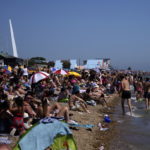 Μισό εκατομμύριο Βρετανοί συνέρρευσαν χθες στις παραλίες του Μπόρνμουθ