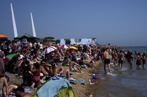 Μισό εκατομμύριο Βρετανοί συνέρρευσαν χθες στις παραλίες του Μπόρνμουθ
