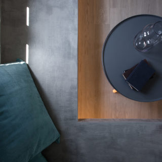 Δύο κτίσματα του ’70 μετατράπηκαν με τις πιο λιτές γραμμές σε μια θερινή κατοικία