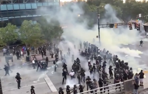 Δολοφονία Τζόρτζ Φλόιντ: Η αστυνομία έριχνε δακρυγόνα στους διαδηλωτές, αλλά ο αέρας τα επέστρεφε όλα πάνω τους [ΒΙΝΤΕΟ]