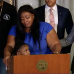 Δολοφονία Τζορτζ Φλόιντ: «Δεν θα τη δει ποτέ να μεγαλώνει» – Ξεσπά η μητέρα της κόρης του [ΒΙΝΤΕΟ]