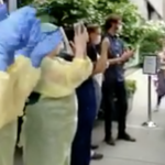 ΗΠΑ: Μετά τη μάχη κατά του κορωνοϊού, το ιατρονοσηλευτικό προσωπικό δίνει μάχη και κατά του ρατισμού