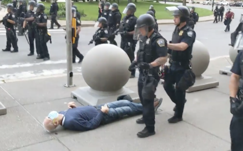 Αστυνομική βία-ΗΠΑ: Έριξαν κάτω και άφησαν αιμόφυρτο 75χρονο διαδηλωτή στην Νέα Υόρκη [ΒΙΝΤΕΟ]