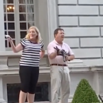 ΗΠΑ: Λευκό ζευγάρι απειλεί διαδηλωτές με τα όπλα του [ΒΙΝΤΕΟ]