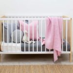 Φυλάκιση 6 μηνών με αναστολή σε 37χρονη που άφησε μόνη στο σπίτι την ενός έτους κόρη της