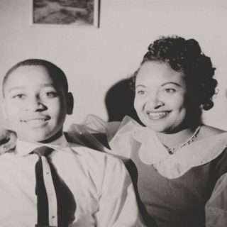 Μια ιστορία για τα μαύρα δολοφονημένα σώματα της φυλετικής τρομοκρατίας. Μια ιστορία οργής.