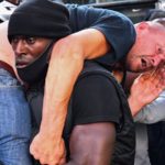 Η ιστορία της φωτογραφίας με τον μαύρο διαδηλωτή που κουβαλά έναν ακροδεξιό για να τον προστατεύσει