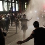 ΗΠΑ: Δακρυγόνα μπροστά στον Λευκό Οίκο, λεηλασίες στη Σάντα Μόνικα