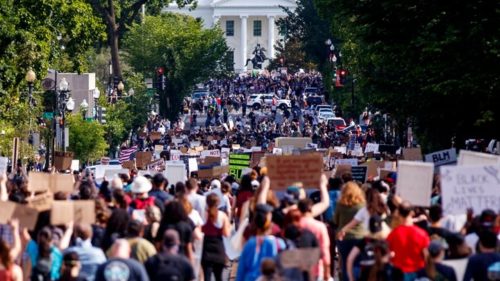 ΗΠΑ: Διαδηλωτές έξω από τον Λευκό Οίκο – 1.600 στρατιώτες στην Ουάσινγκτον