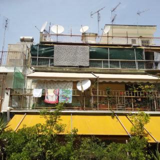 Athens laundry_Bougada: Φωτογραφίζοντας τα μπαλκόνια της πλατείας Βικτωρίας