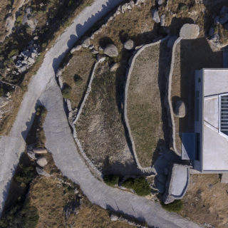 Μια κατοικία μοιάζει να έπεσε από ψηλά, σε ένα κυκλαδίτικο χωριό με απόκοσμους βράχους