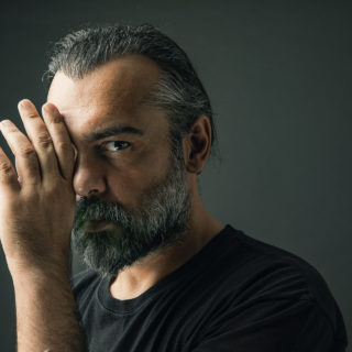 Αργύρης Ξάφης: «Χωρίς το θέατρο ίσως να μην είχα αντιληφθεί τη χαρά της διαφορετικότητας»