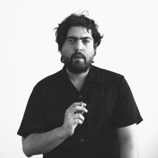 Ο Δημήτρης Καραντζάς δεν είναι συμφιλιωμένος με τη μοναξιά, τη σιωπή και τον στοχασμό